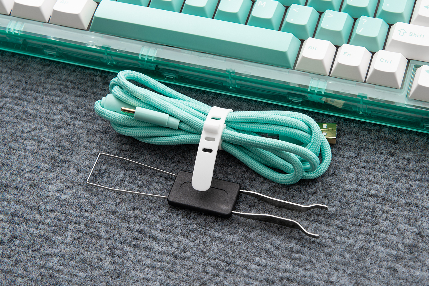 Keypuller and braided USB-C cable