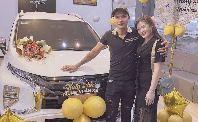 Lộc Fuho and his wife with their brand-new car