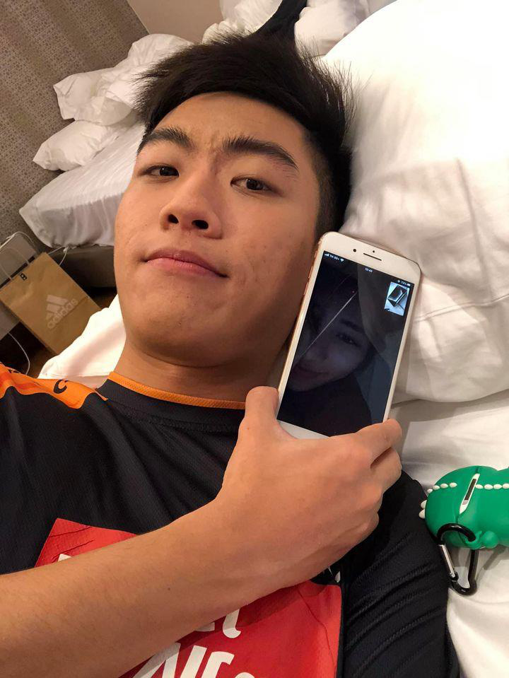 Xuân Bách Changes How He Talks to Girlfriend, Plans Ahead? 2 The pro player once shared that whenever his girlfriend said she was thirsty or bored, he’d send her Phúc Long milk tea or iced tea no matter the distance.