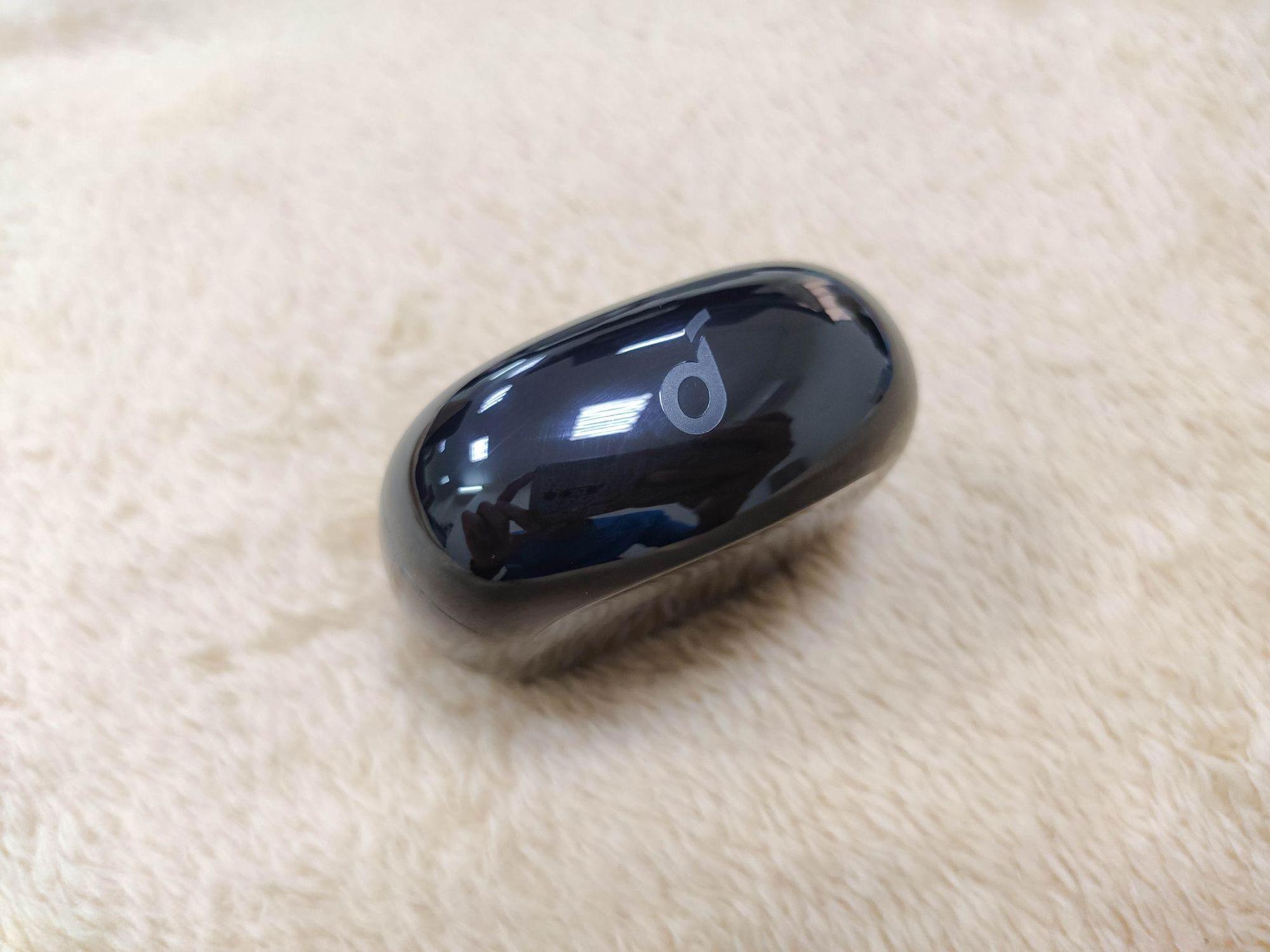 Soundcore R100 charging case and earbuds