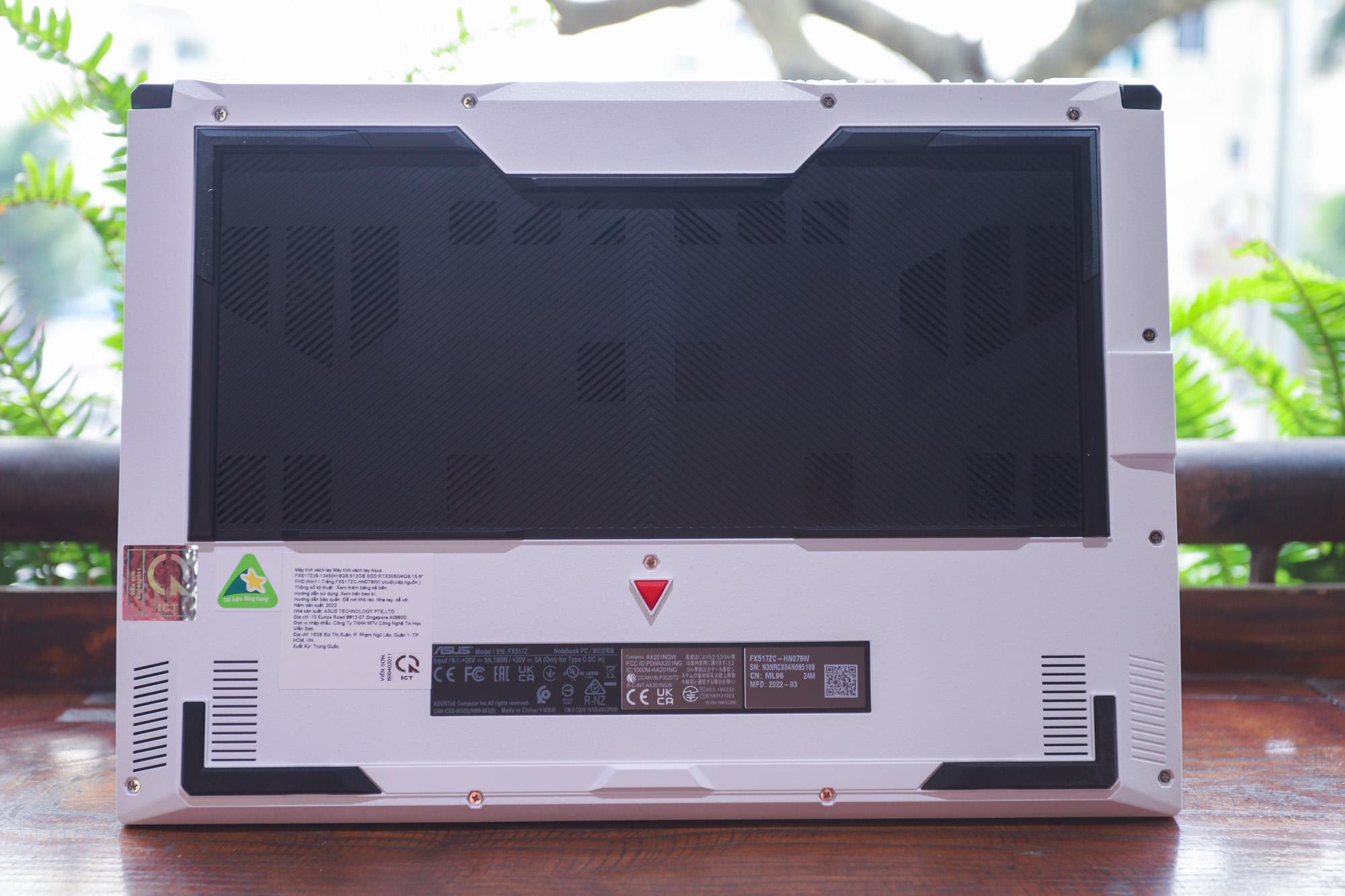 ASUS TUF Dash F15 2022 white and black color contrast