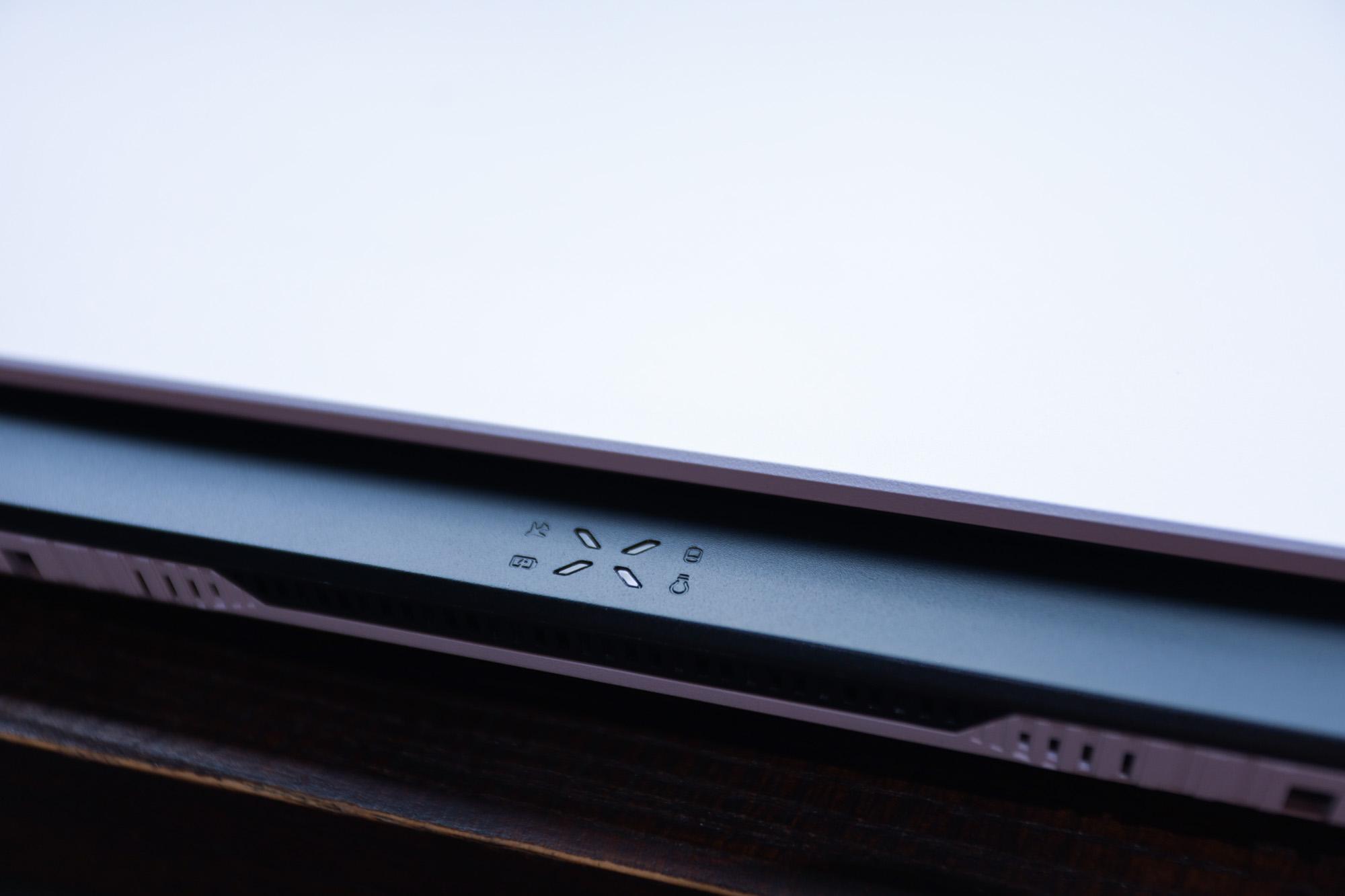 ASUS TUF Dash F15 2022 white model side view