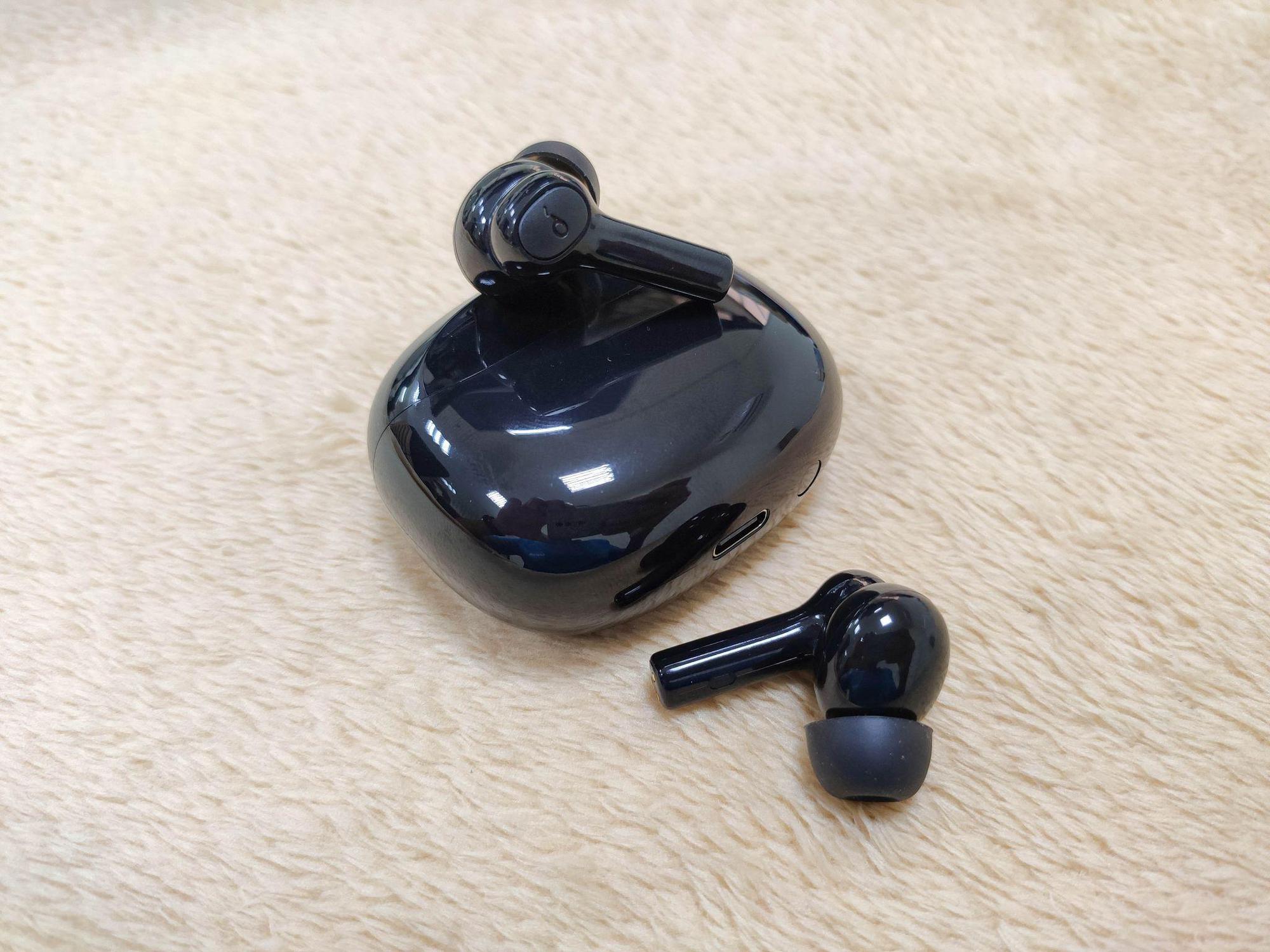 Soundcore R100 charging case and earbuds