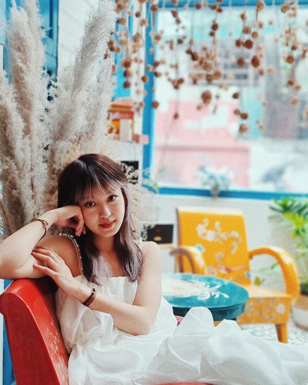 Mi Vân posing in elegant outfit