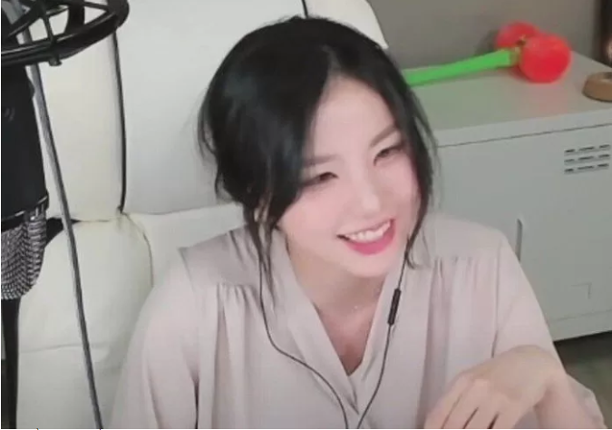 Streamer Asteroid Loses Fans After Filter Accident On Stream 4 The beautiful face fans are used to seeing from Asteroid