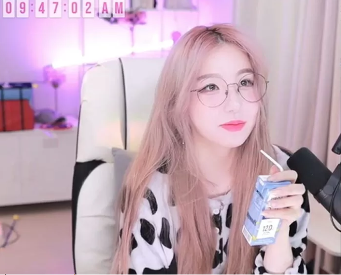 Streamer Asteroid Loses Fans After Filter Accident On Stream 6 But her viewership still shows no signs of improvement