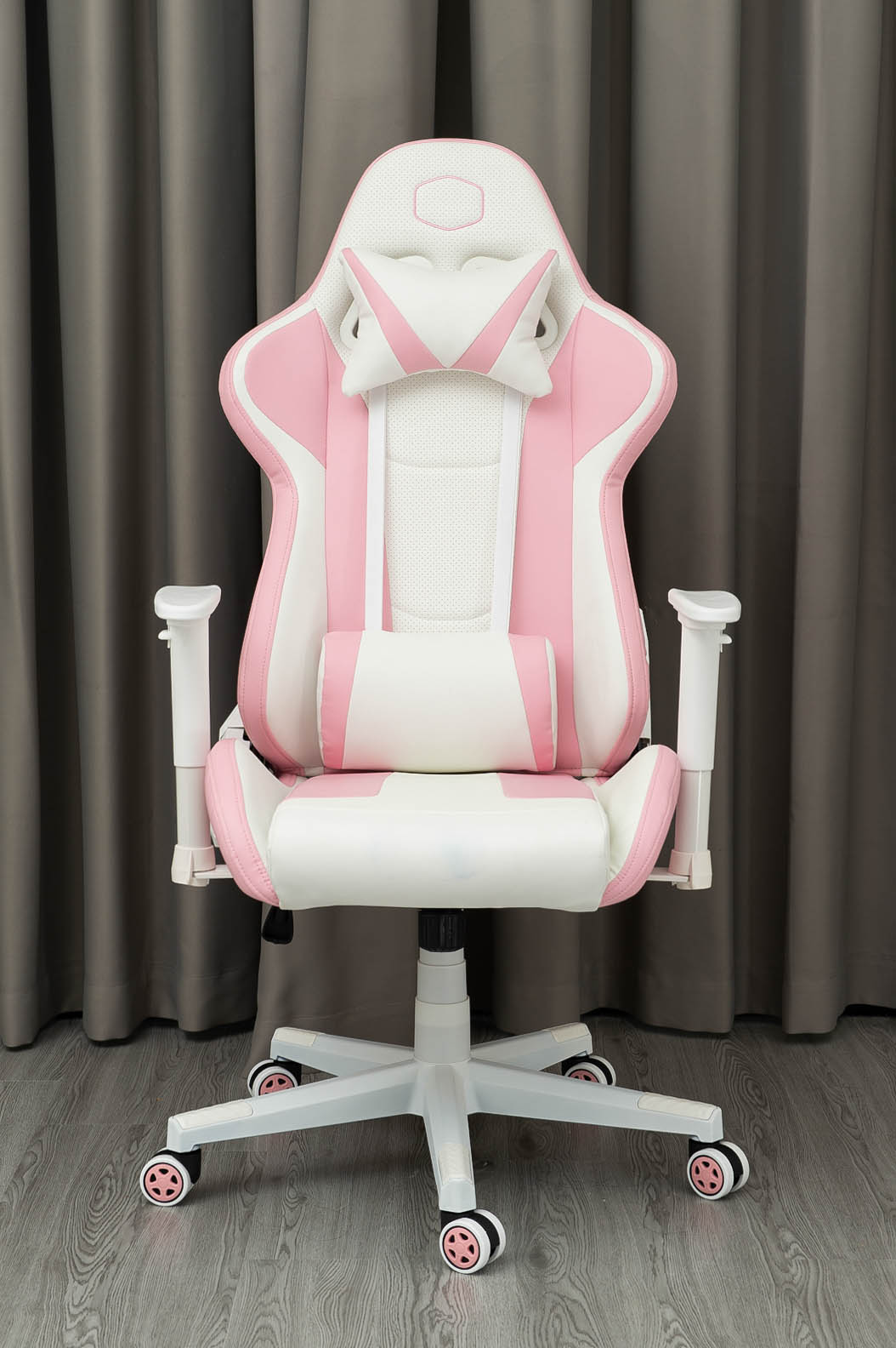 Neck and lumbar cushions included
