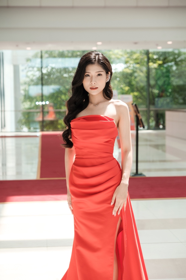 Khánh An smiling confidently as SEA Games MC