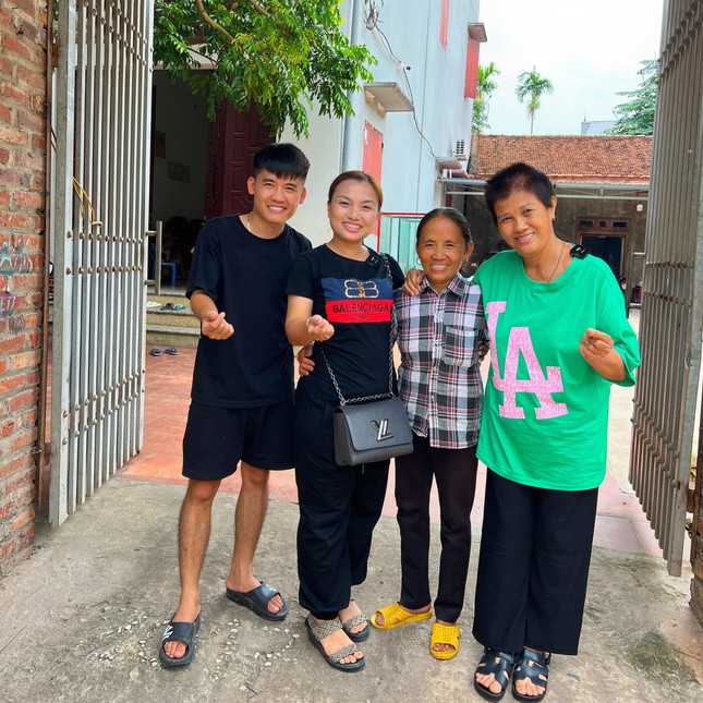 Quỳnh Trần JP and Bà Tân Vlog meeting in Bắc Giang