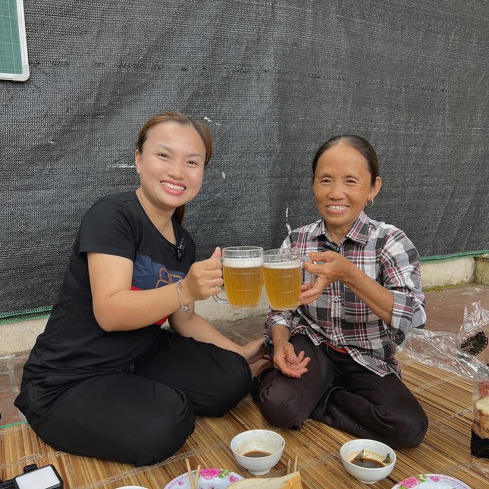 Quỳnh Trần JP enjoying food at Bà Tân Vlog's house