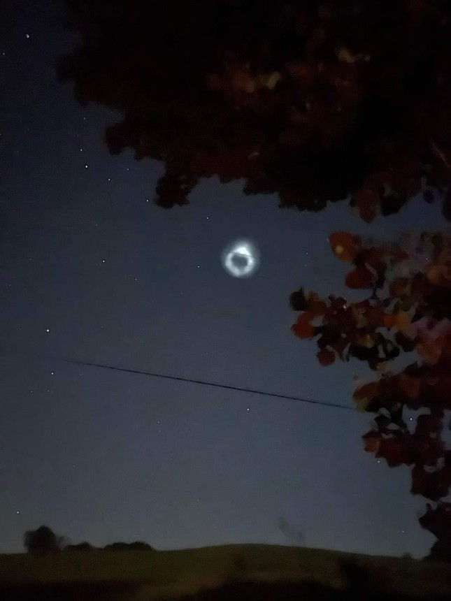 He then knocked on all his neighbors' doors, inviting them to watch this strange astronomical sight. Standing on the shared balcony with five others, everyone was amazed by the view.