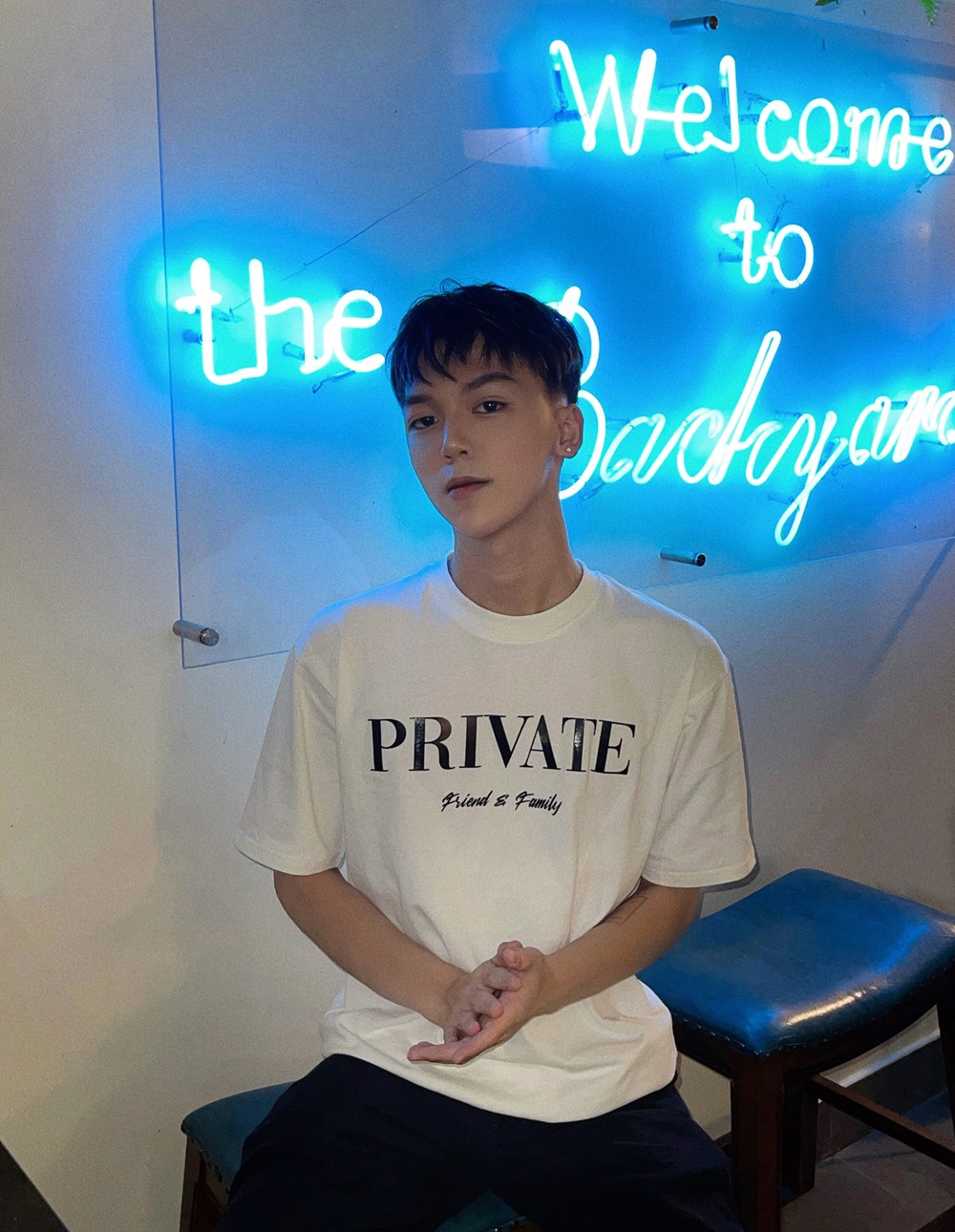Simple outfit but Long Bi still looks stylish.