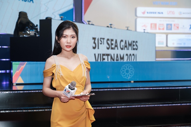 Khánh An practicing MC skills