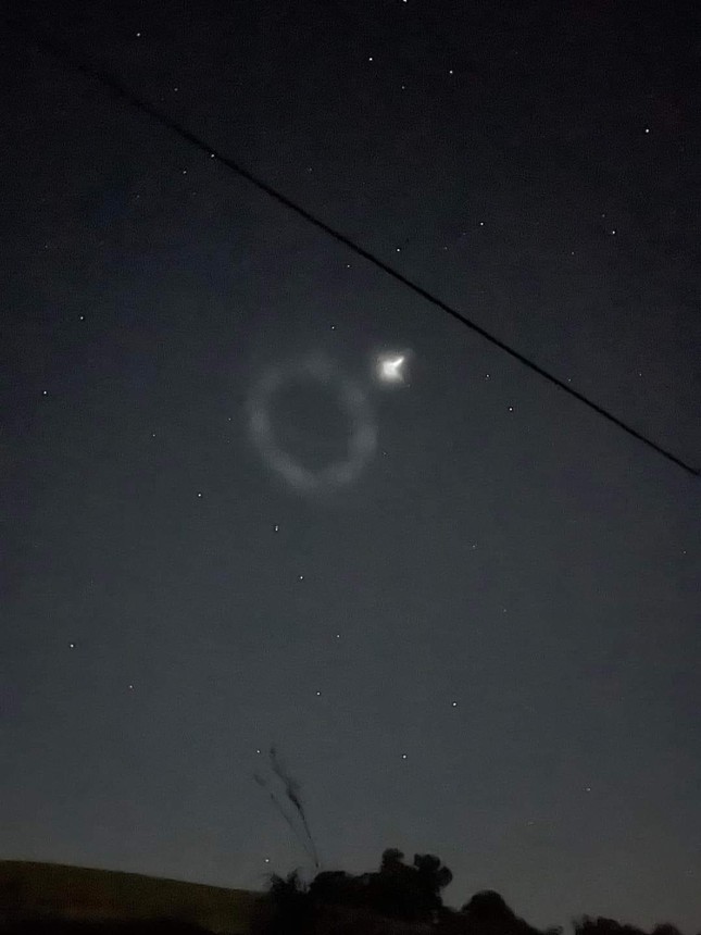 However, physicist Richard Easther from the University of Auckland explained that although the sight was strange, it’s a common phenomenon when rockets launch and satellites enter orbit. He added that burning rockets emit exhaust, water, and carbon dioxide, briefly forming oddly shaped clouds illuminated by the sun.