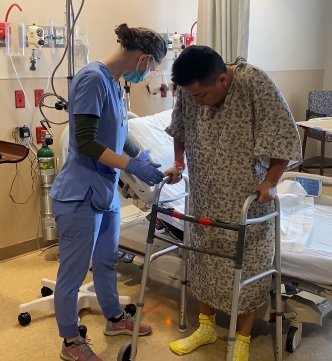 Despite the pain, Khoa Pug pushes through to review for fans