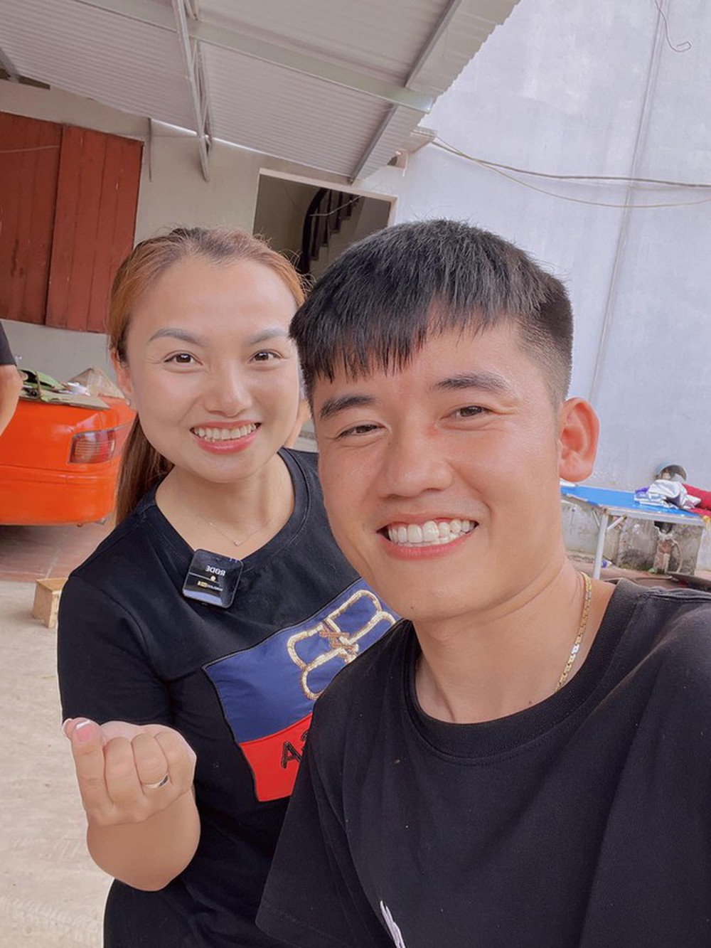 Quỳnh Trần JP enjoying the giant feast