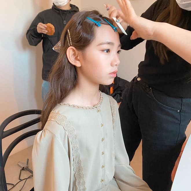 Lee Eun Chae with heavy makeup and styled hair