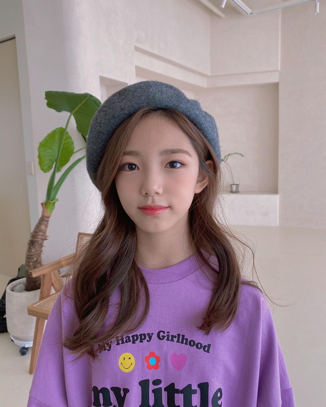 Lee Eun Chae with makeup and styled hair
