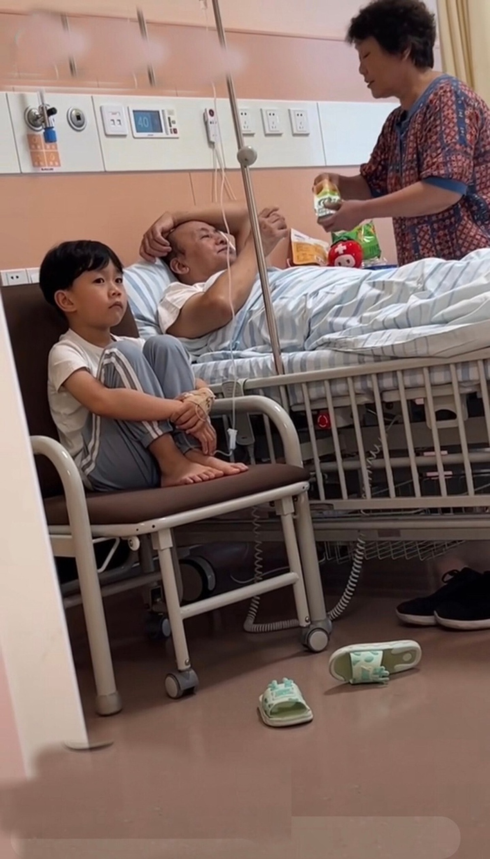 Kid Patient Looks Totally Done When Grandparents Visit Hospital 1 At first glance, it’s hard to tell who the patient really is in this photo.