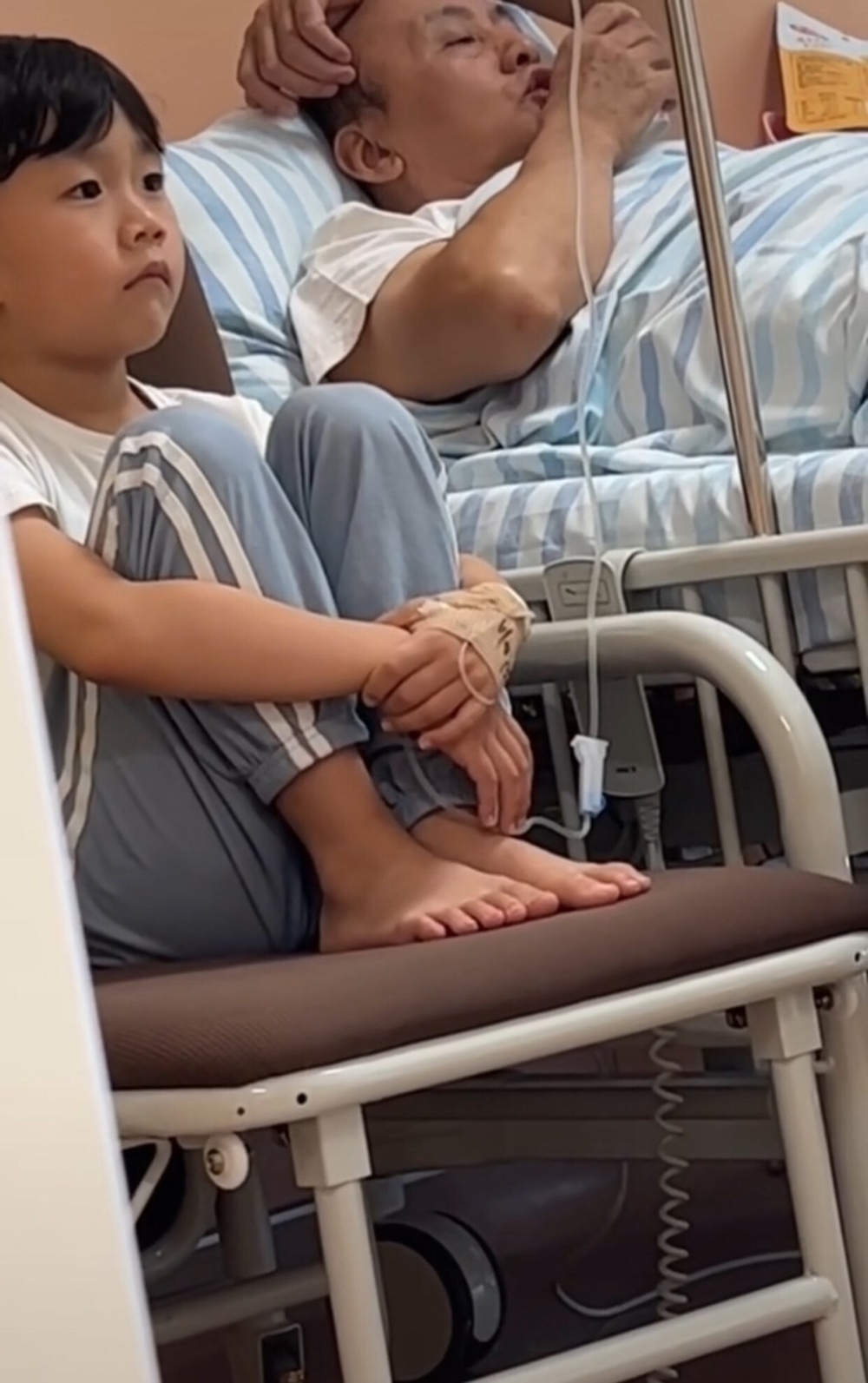 Kid Patient Looks Totally Done When Grandparents Visit Hospital 2 The post’s author says this is the grandparents visiting their grandson in the hospital.
