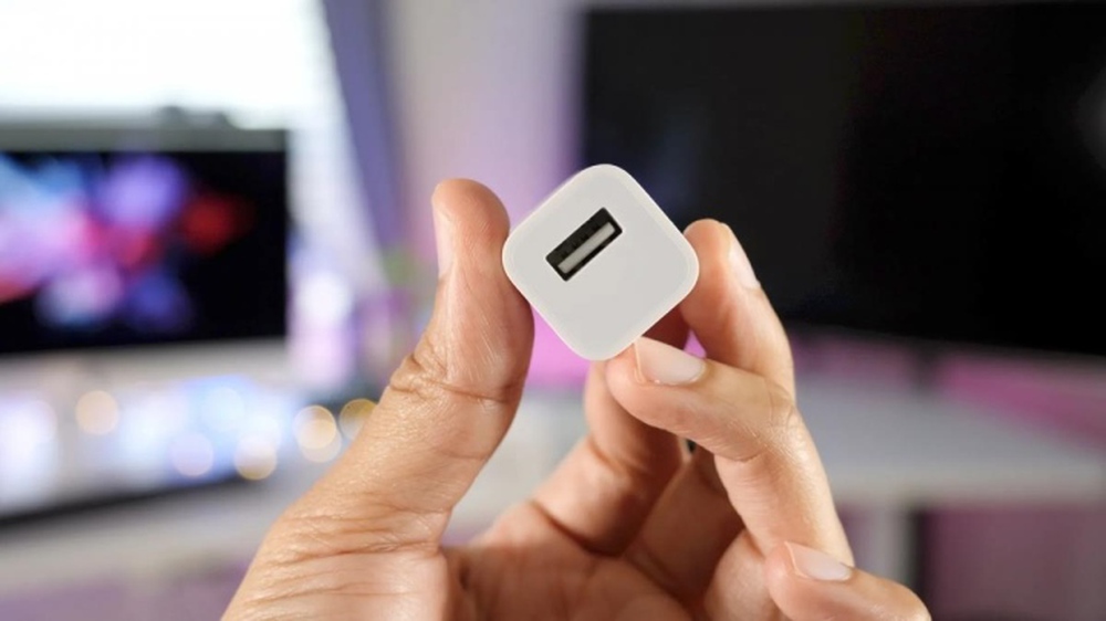 Apple’s Classic 5W iPhone Charger Is Disappearing Worldwide 1 Apple 5W iPhone charger