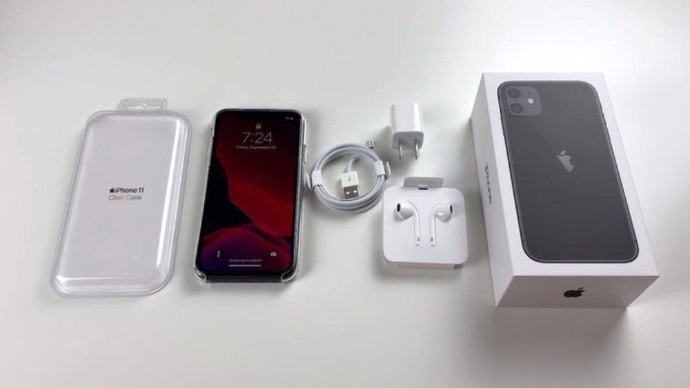 Apple’s Classic 5W iPhone Charger Is Disappearing Worldwide 2 An iPhone with all original accessories is now a rare sight