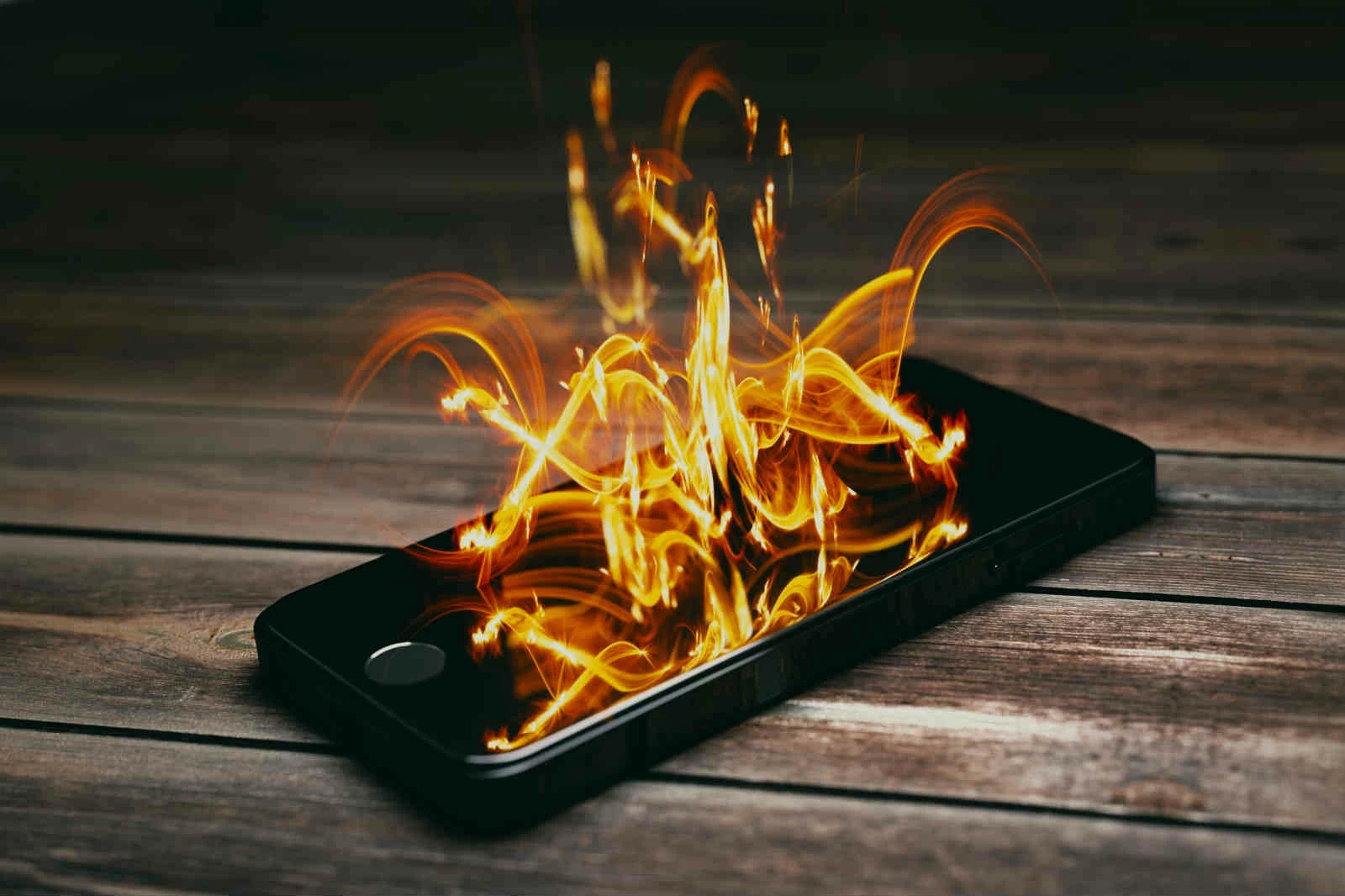 Apple Reveals Common Mistakes That Damage Your iPhone Fast 2 Using iOS devices in extreme heat can permanently reduce battery lifespan, says Apple support (Photo: Shutterstock)