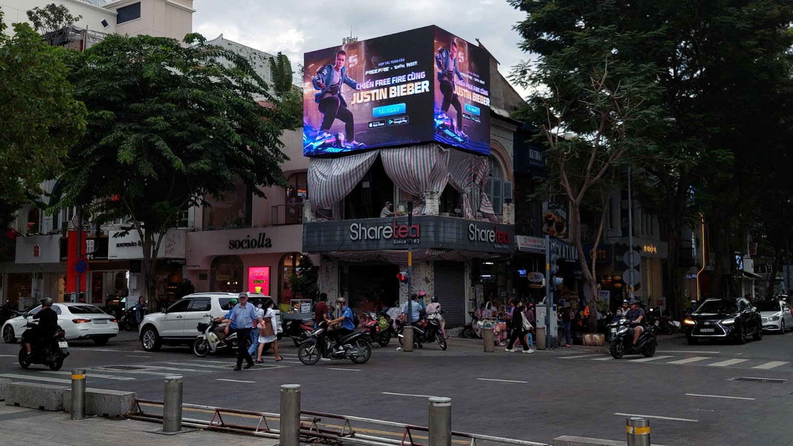 Justin Bieber Free Fire billboard in city