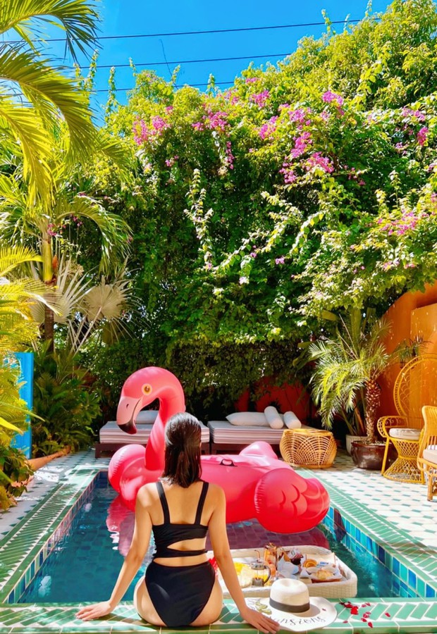 The runner-up of the 2012 Miss Vietnam Women in Photos pageant strikes a sexy pose by the pool.