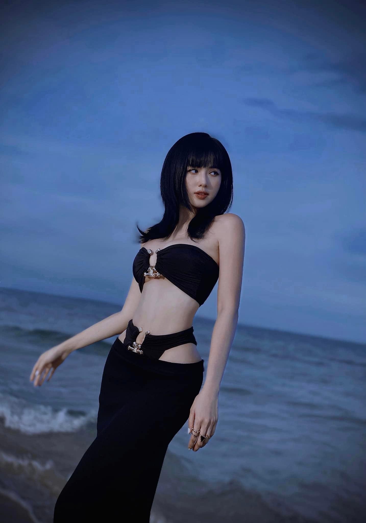 Tam Tit's tiny waist keeps viewers glued to the screen.