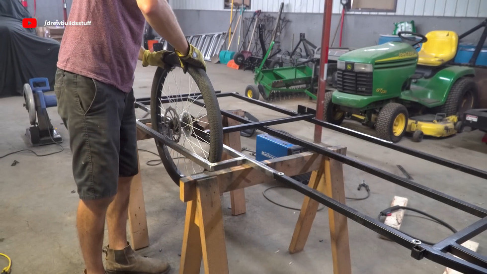 He removed the frame and welded extra bars around the wheel to reinforce the structure - Photo: Drew Builds Stuff/YouTube