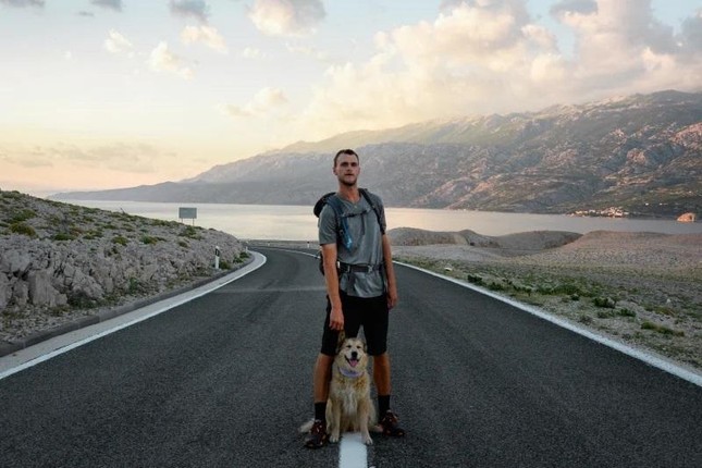 Man and His Dog Walked 45,000 km Around the World 6 Tom and Savannah resting during their journey