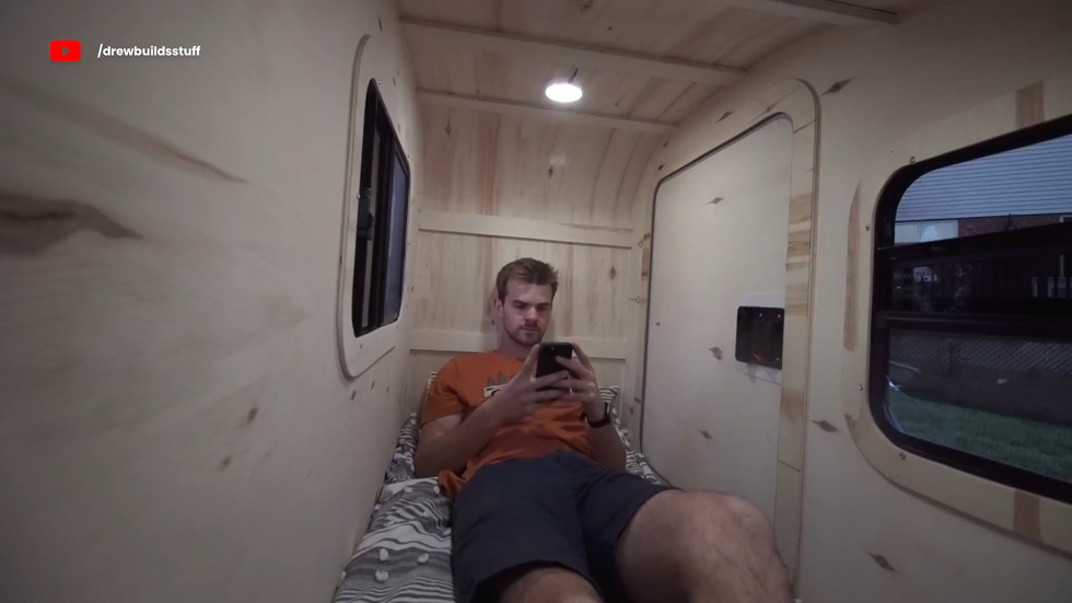 Designed for camping and short trips, this mobile home basically includes a bed and storage compartments, with no kitchen or bathroom - Photo: Drew Builds Stuff/YouTube