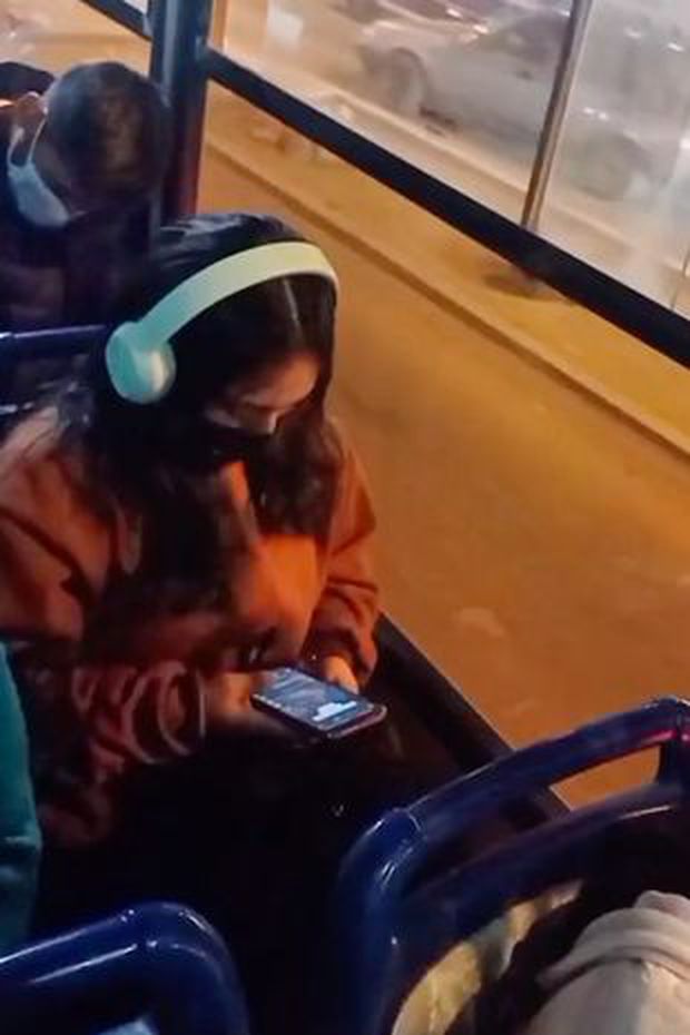 Eddy meets the girl again on the bus