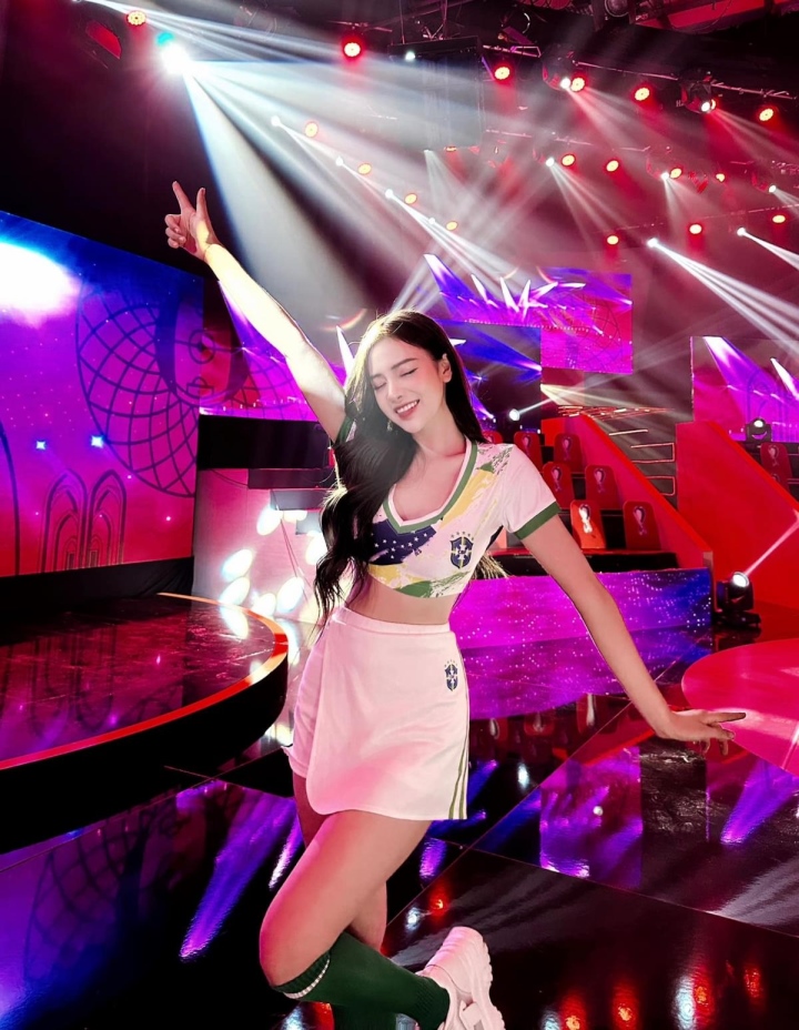 Cao Thu Trang (born 2001), currently a student at the Academy of Journalism and Communication. The beauty from Vinh Phuc stood out on the show 'Hot with World Cup 2022'. This year, Cao Thu Trang represented Brazil.