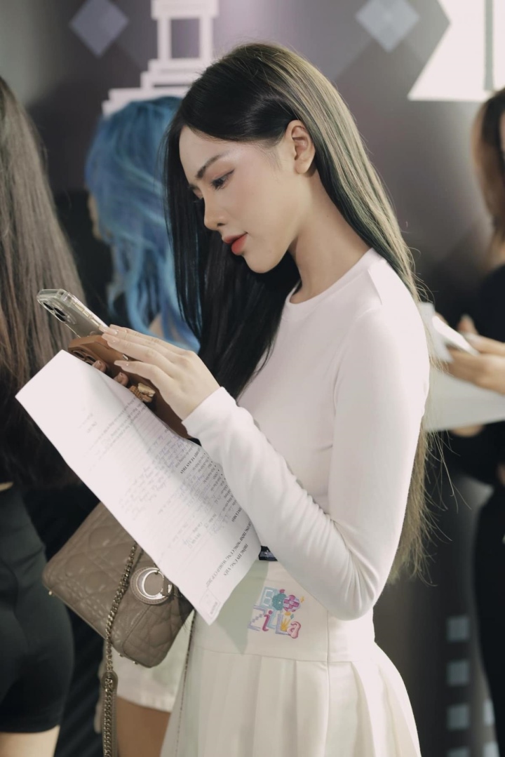Alongside her professional modeling career, Cao Trang has impressive academic and extracurricular achievements. With a serious and responsible attitude, she was an excellent student for 12 years with an average score above 9.0 and won a City-level Civic Education award.