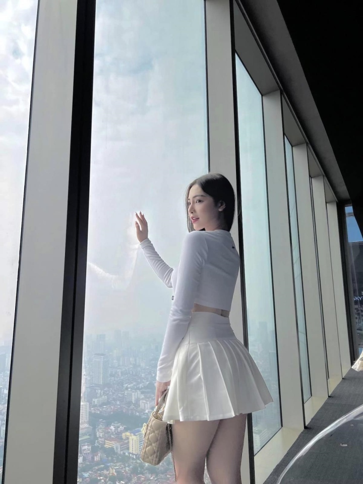She served as team leader for 4 years and actively participated in many city-level art competitions. Cao Trang was also Brand Ambassador for Yen Hoa High School. Currently, she studies Print Journalism at the Academy of Journalism and Communication with strong academic results.