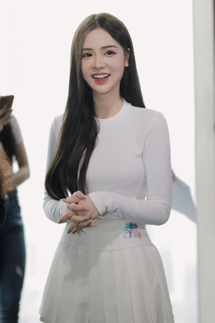 Talking about her impressive income, Trang revealed: 'After a long effort, my current income is stable at 120-150 million VND per month. I’m quite happy with this. It covers my tuition, living expenses, and favorite luxury items. Sometimes, I can even buy small gifts for my family on special days.'