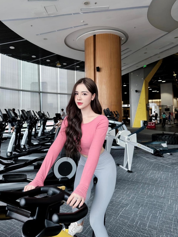 With a passion for being in front of the camera and pursuing art, Cao Trang aimed to become a KOL while still in school. She started modeling for many Hanoi fashion brands and appeared in TV commercials and short films since 11th grade.