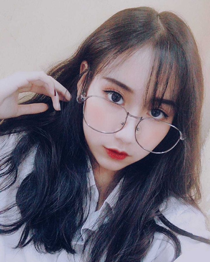 Unlike many other beauties on Hot World Cup 2022, Hoa Tuong Vi rarely posts public photos on Facebook or Instagram. Her accounts have only a few thousand followers each.