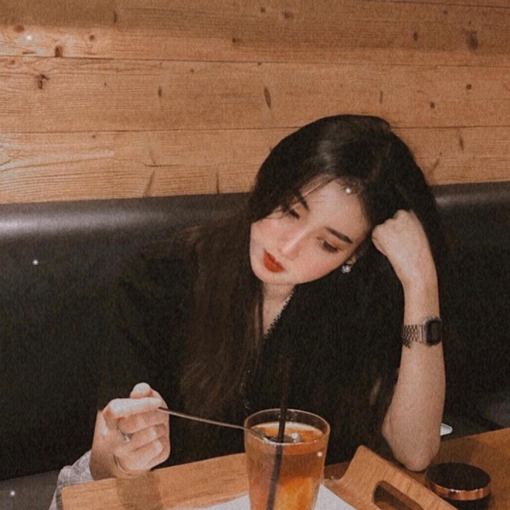 Representing the Netherlands in Hot World Cup, she considers herself a fan of European football. Still, on TV she’s had to learn more about teams from other continents that get less attention.