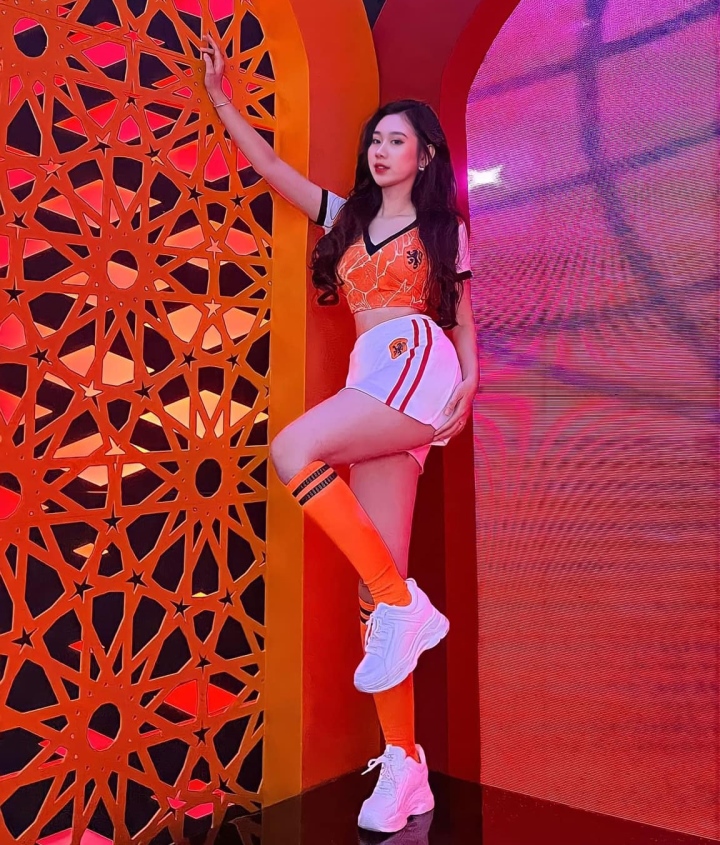 Hoa Tuong Vi is the stunning representative for the Netherlands team in Hot World Cup 2022. The 20-year-old student truly lives up to her beautiful name.
