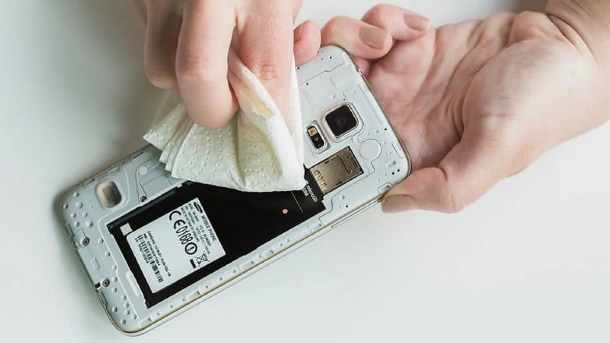 What to Do If Your Phone Gets Wet 3 z3929598525689a5251af1492045037404135780760010 1670216294179 16702162942692066086789