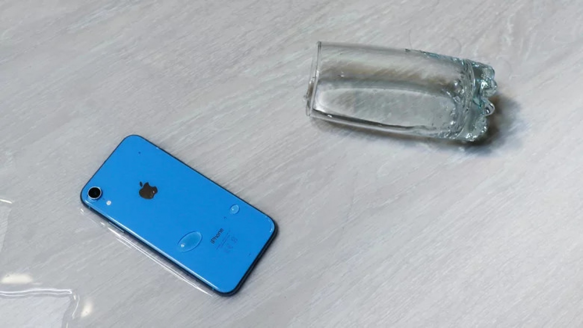What to Do If Your Phone Gets Wet 1 z3929598528290c2ba886bdf113b36550341822e8799b6 1670216272186 16702162722881460425407