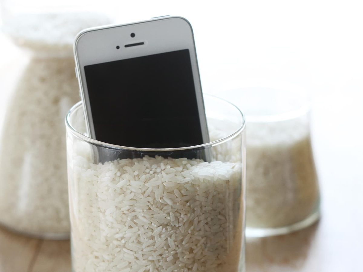 What to Do If Your Phone Gets Wet 2 z3929598529075ab3cf63ebad7f07a41e27bd54bcd4a99 1670216285612 1670216285691859692141