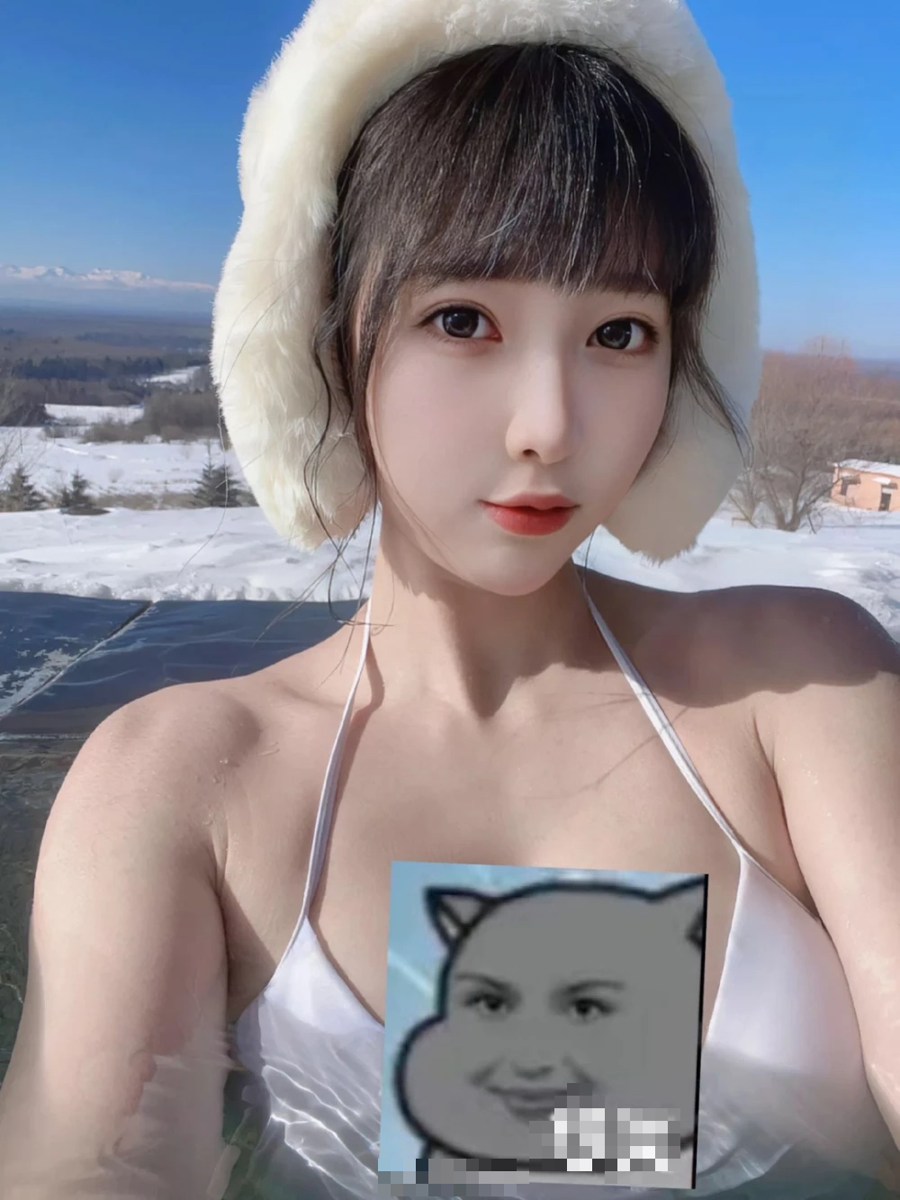 Chinese Streamer’s Bikini Beach Livestream Sparks Warning 2 A female streamer in China - Photo QQ