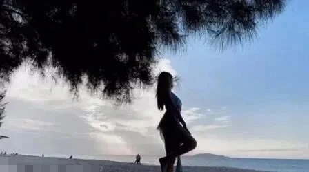 Chinese Streamer’s Bikini Beach Livestream Sparks Warning 3 Viewers captured the streamer’s actions