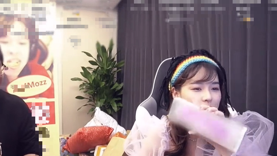 Streamer Shocked by Unexpected 'Sensitive' Gift From Fan on Live 2 base64 1679287110045136279630 1679291343977 16792913440521125396382