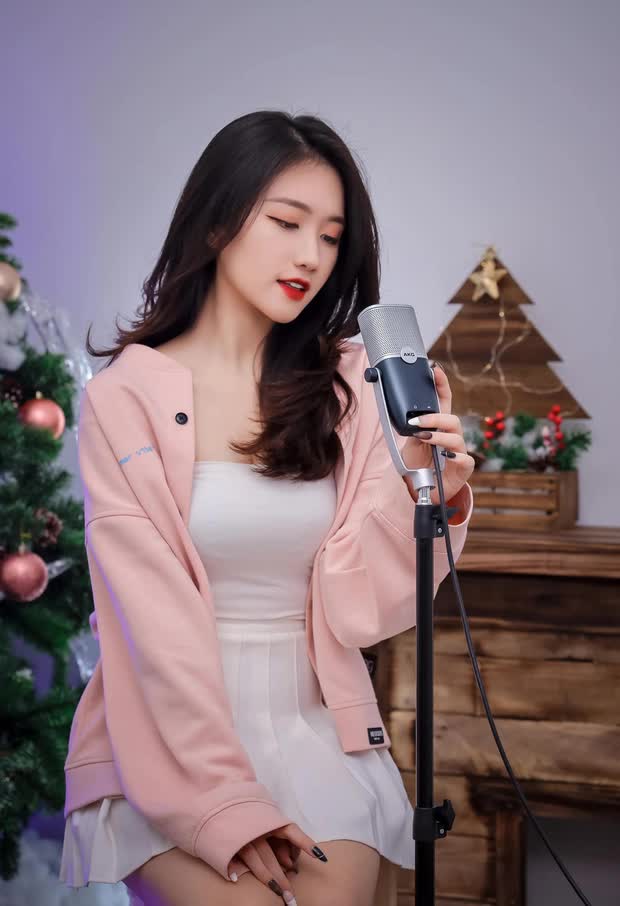 Valorant MC Linh Nắng Stuns Fans with Her Charm and Looks 2 MC Linh Nắng at Valorant event