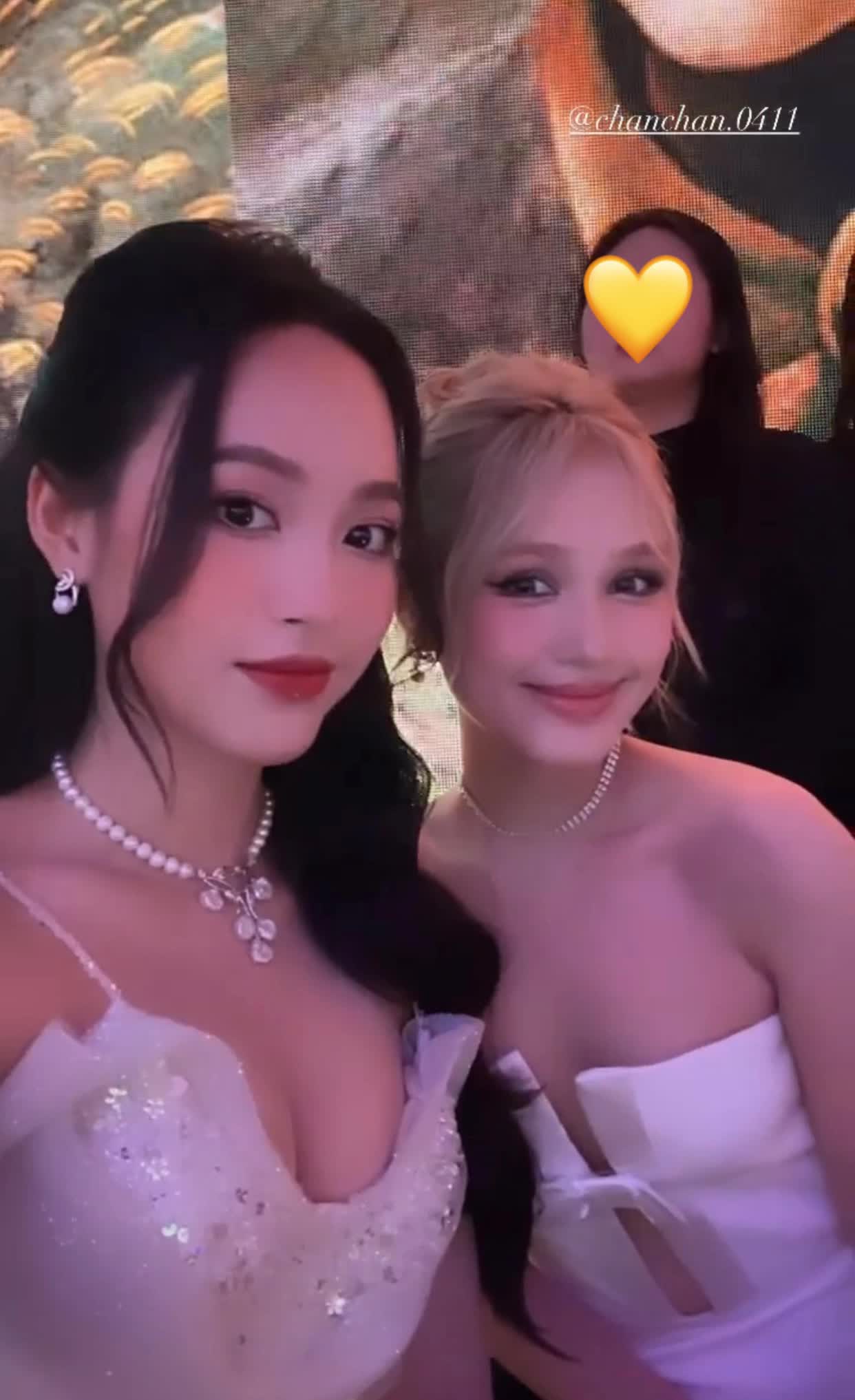 Xoài Non (right) faces off with Miss Vietnam runner-up Trịnh Thùy Linh